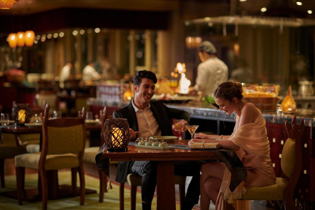 Grand Hyatt Doha Hotel & Villas Esterno foto A couple dining at the restaurant