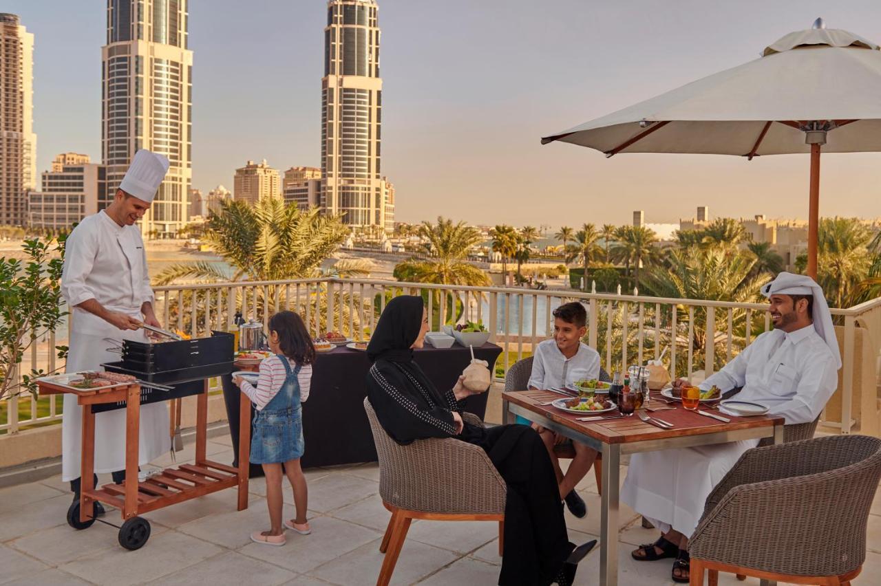 Grand Hyatt Doha Hotel & Villas Esterno foto Family dining at the hotel