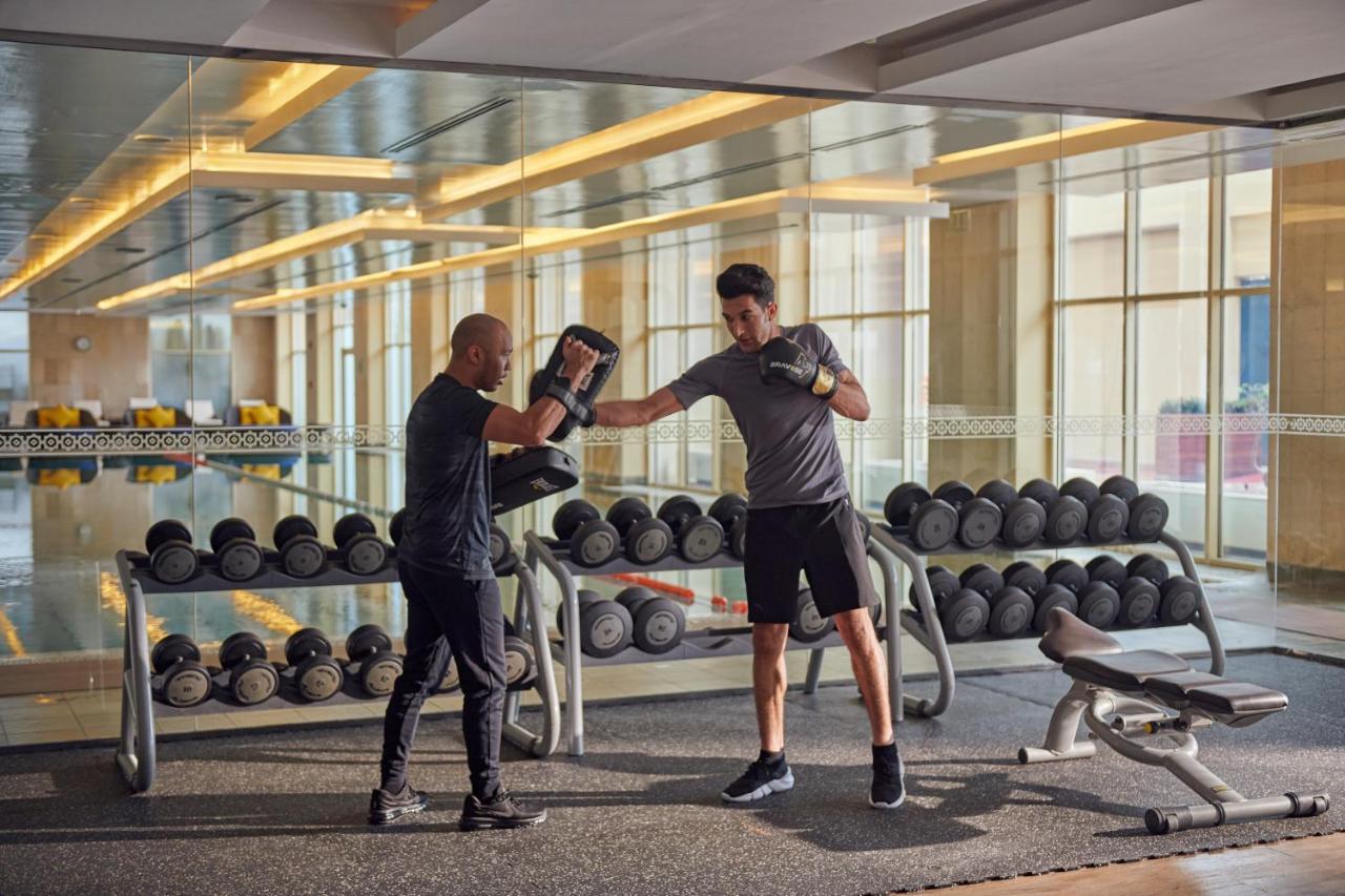Grand Hyatt Doha Hotel & Villas Esterno foto Personal trainer with a client