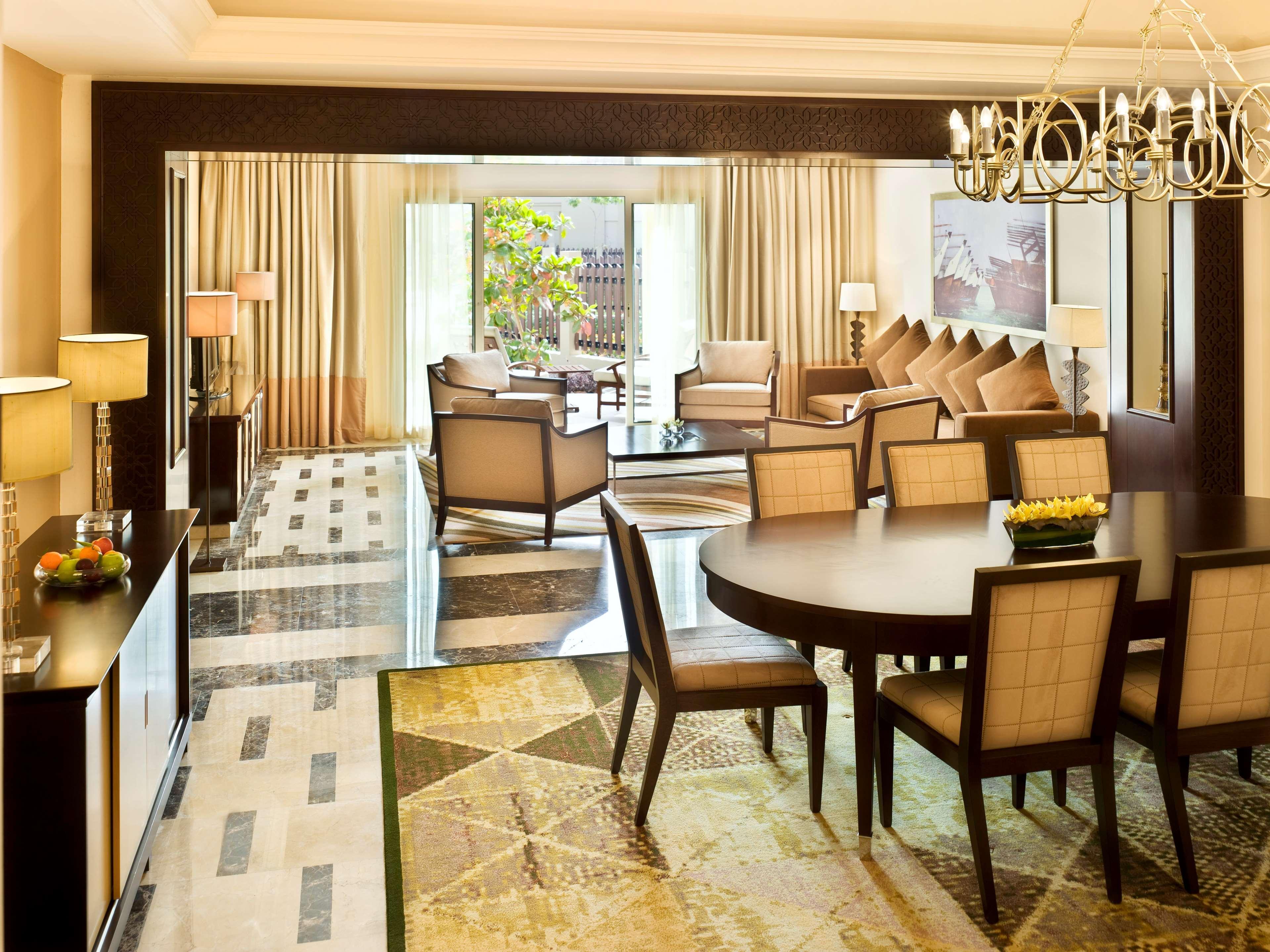 Grand Hyatt Doha Hotel & Villas Esterno foto A suite at the Ritz-Carlton, Dubai