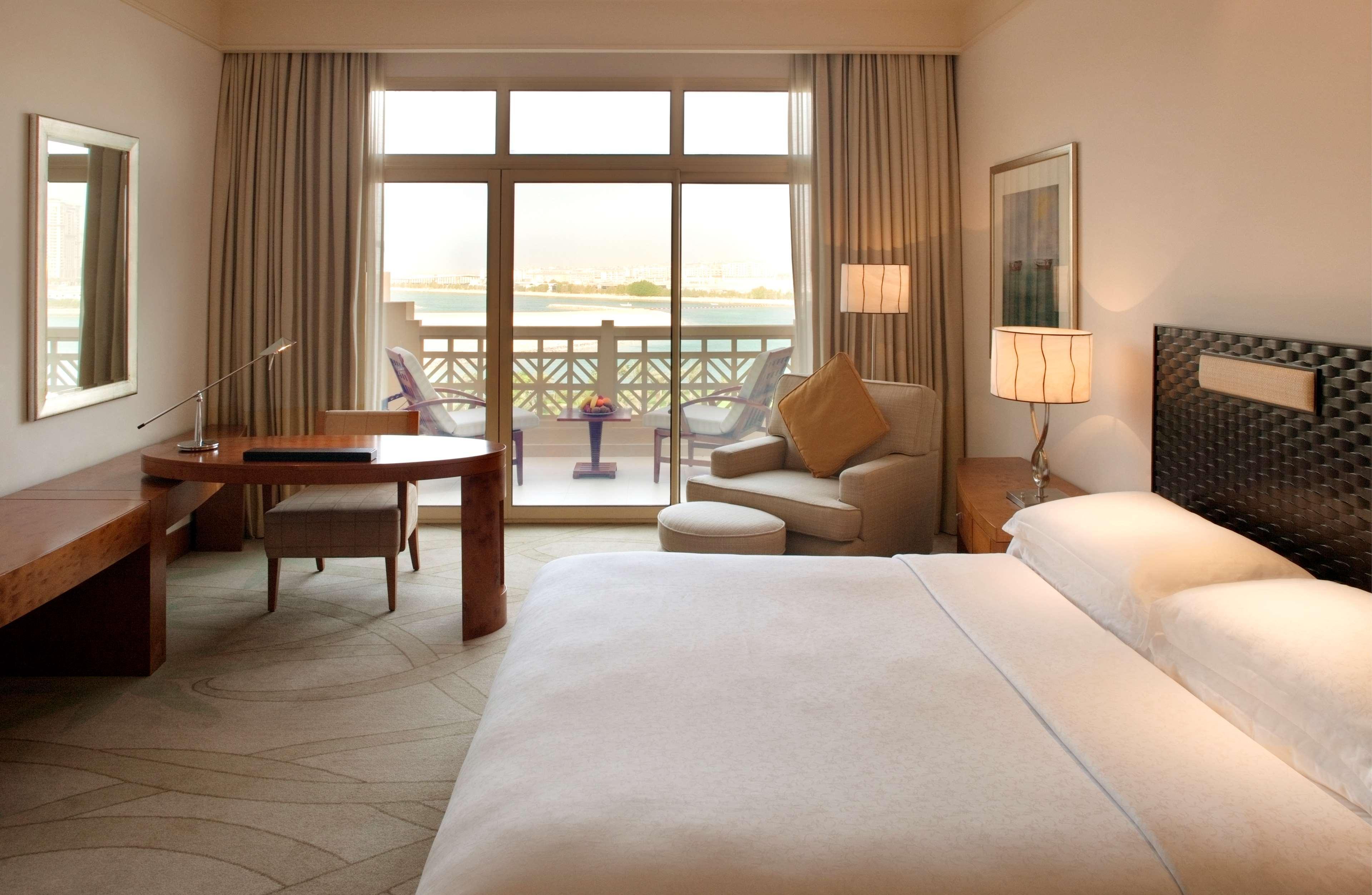 Grand Hyatt Doha Hotel & Villas Esterno foto A guest room at the Jumeirah Beach Hotel
