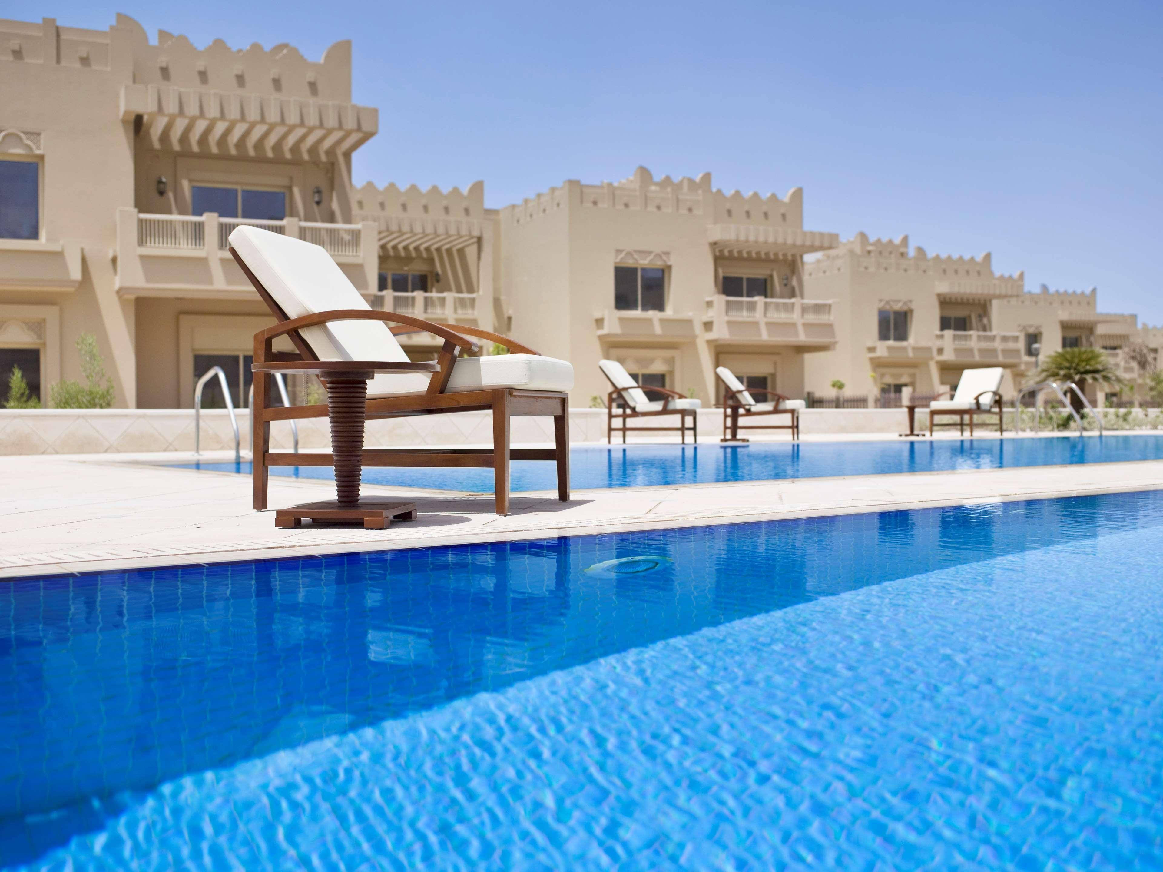 Grand Hyatt Doha Hotel & Villas Esterno foto The swimming pool at the resort