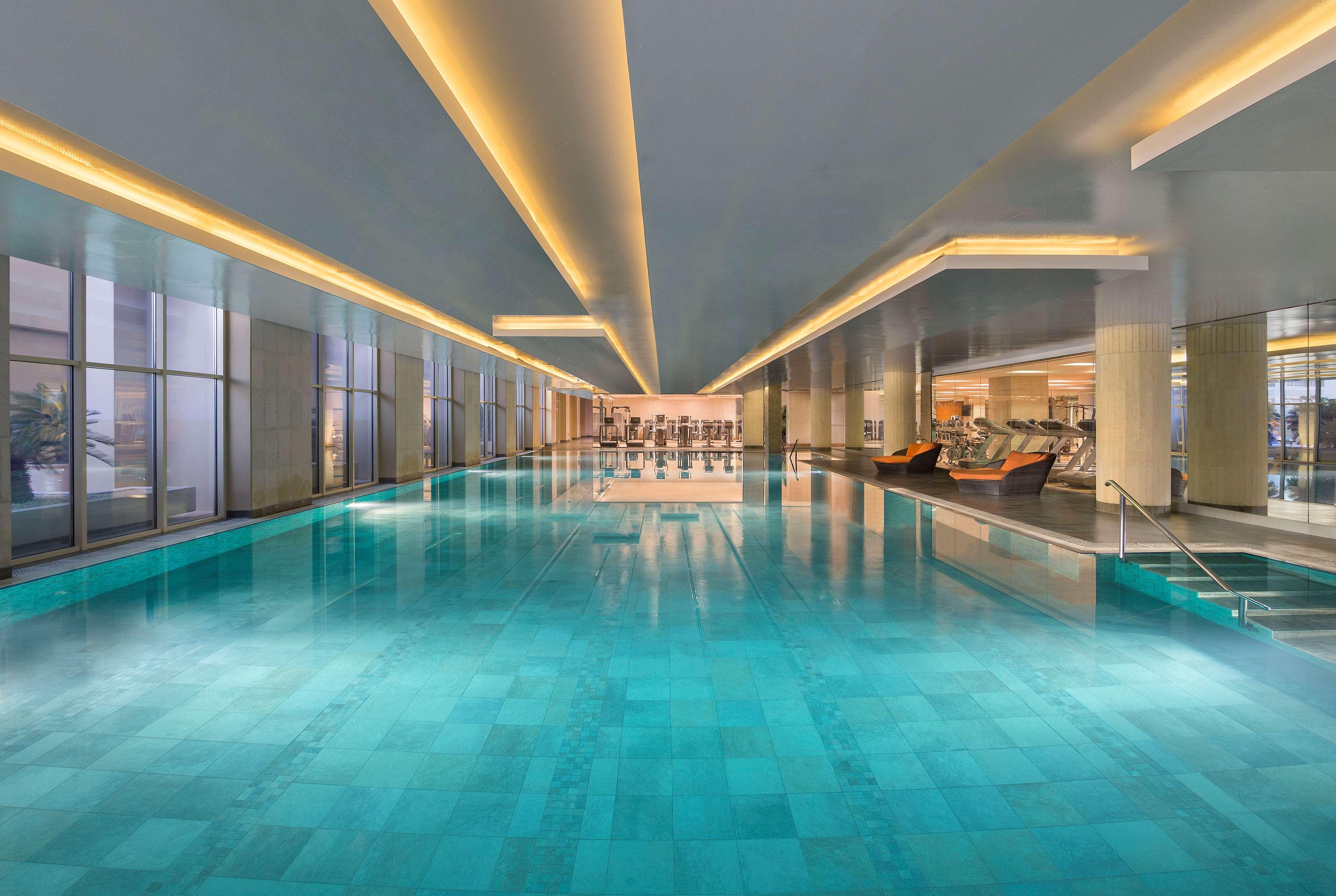 Grand Hyatt Doha Hotel & Villas Esterno foto The swimming pool at the hotel