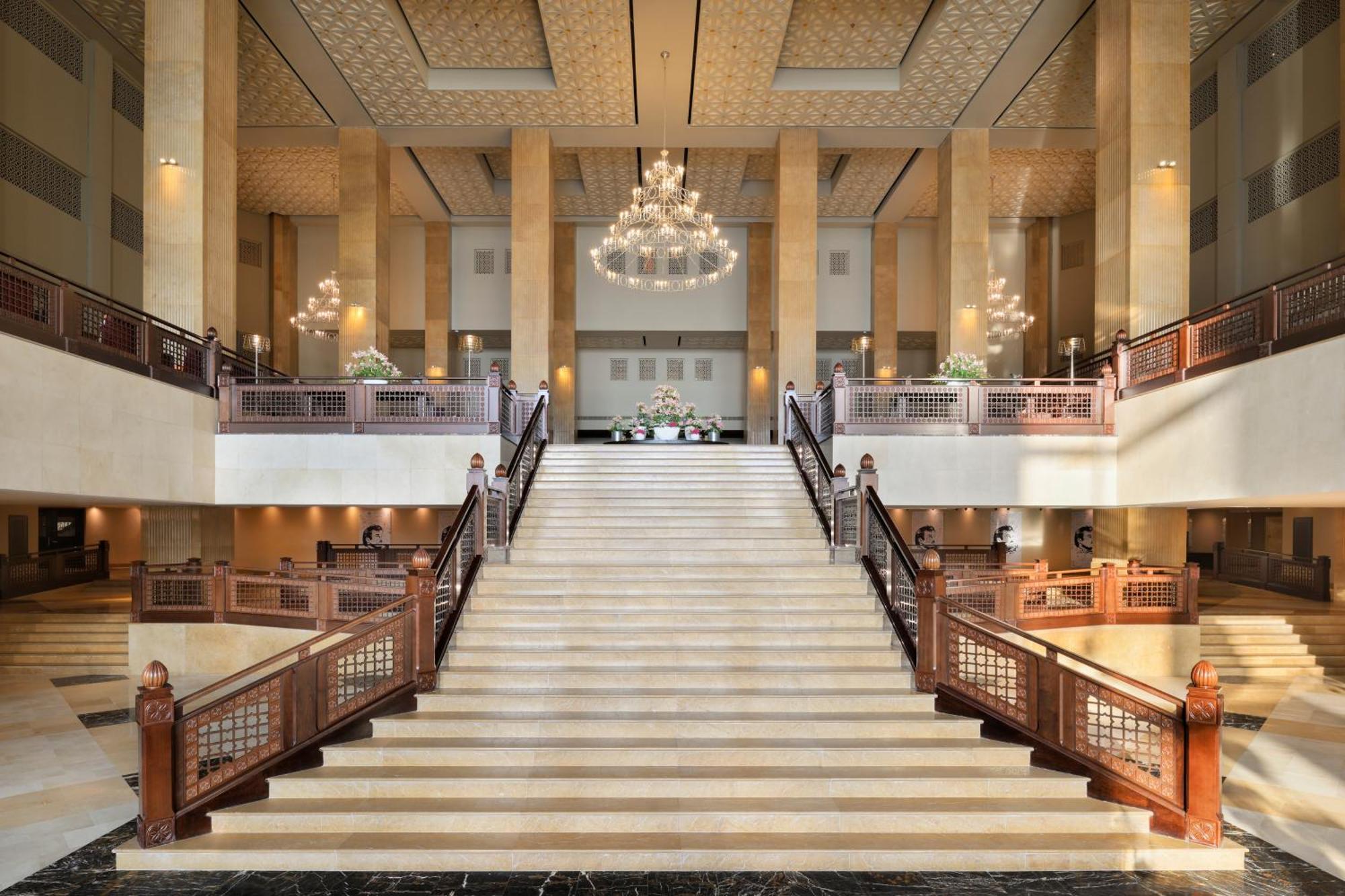 Grand Hyatt Doha Hotel & Villas Esterno foto The main staircase at the Ritz-Carlton, DIFC