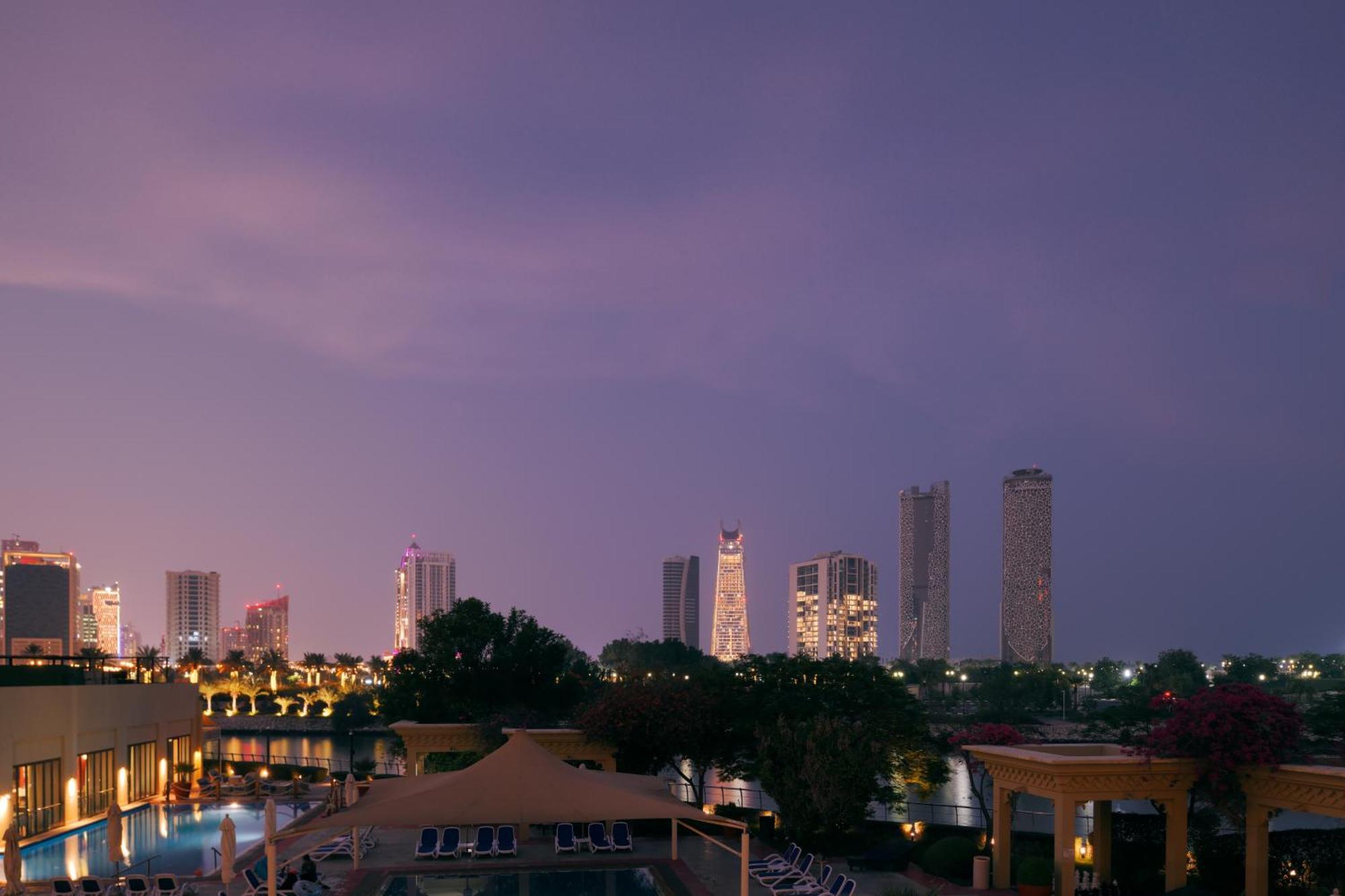Grand Hyatt Doha Hotel & Villas Esterno foto View of the city at night