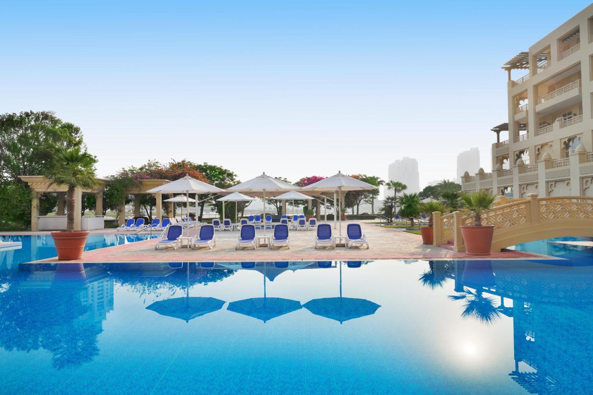 Grand Hyatt Doha Hotel & Villas Esterno foto The swimming pool at the Jumeirah Creekside